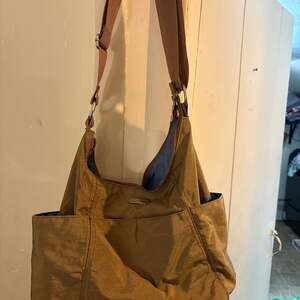 CONVERTIBLE BAGGALLINI SHOULDER TOTE BAG BROWN NYLON MULTI PCKTS SILVER ZIPPED